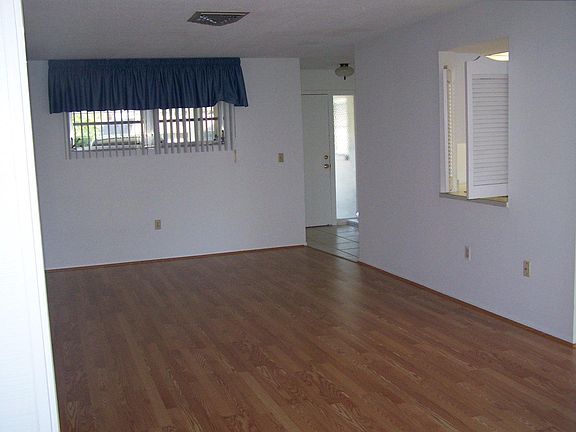 4th image of 1366 Glendale Cir W