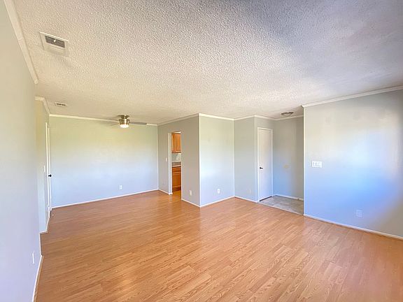 2nd image of 1001 Mohr Ln APT 4