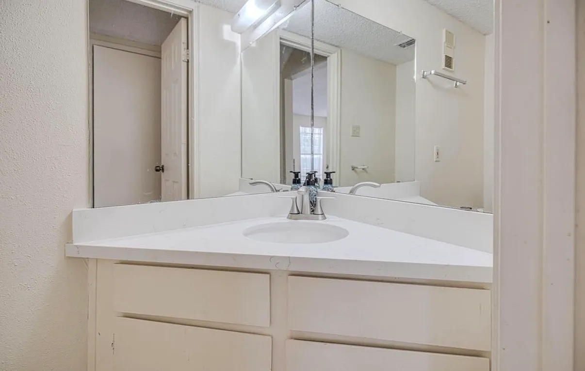 2 bed, 1184 sqft, $1,350 — Photo 3