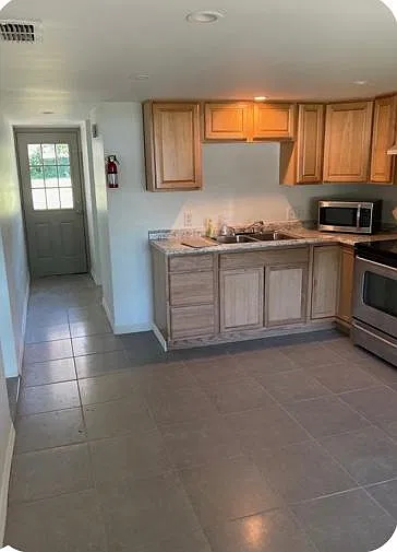 3 bed, 1100 sqft, $1,700 — Photo 4