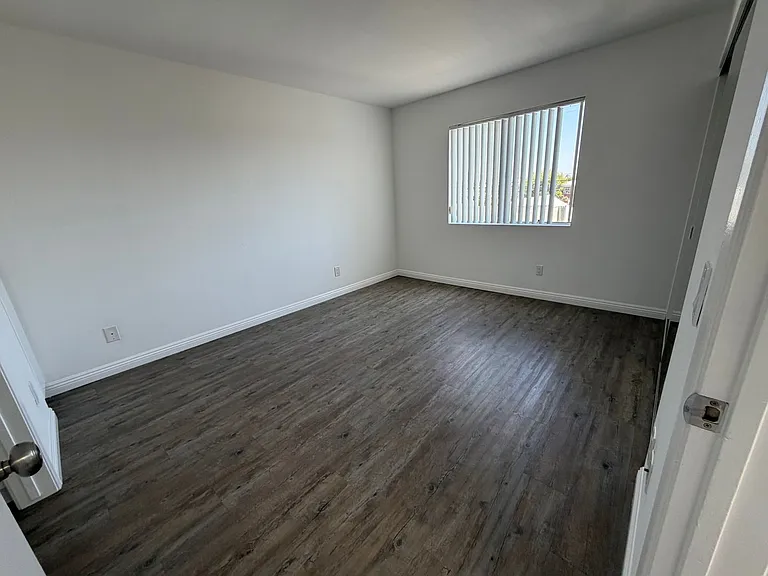 Midvale Los Angeles Apartments LLC — Photo 28