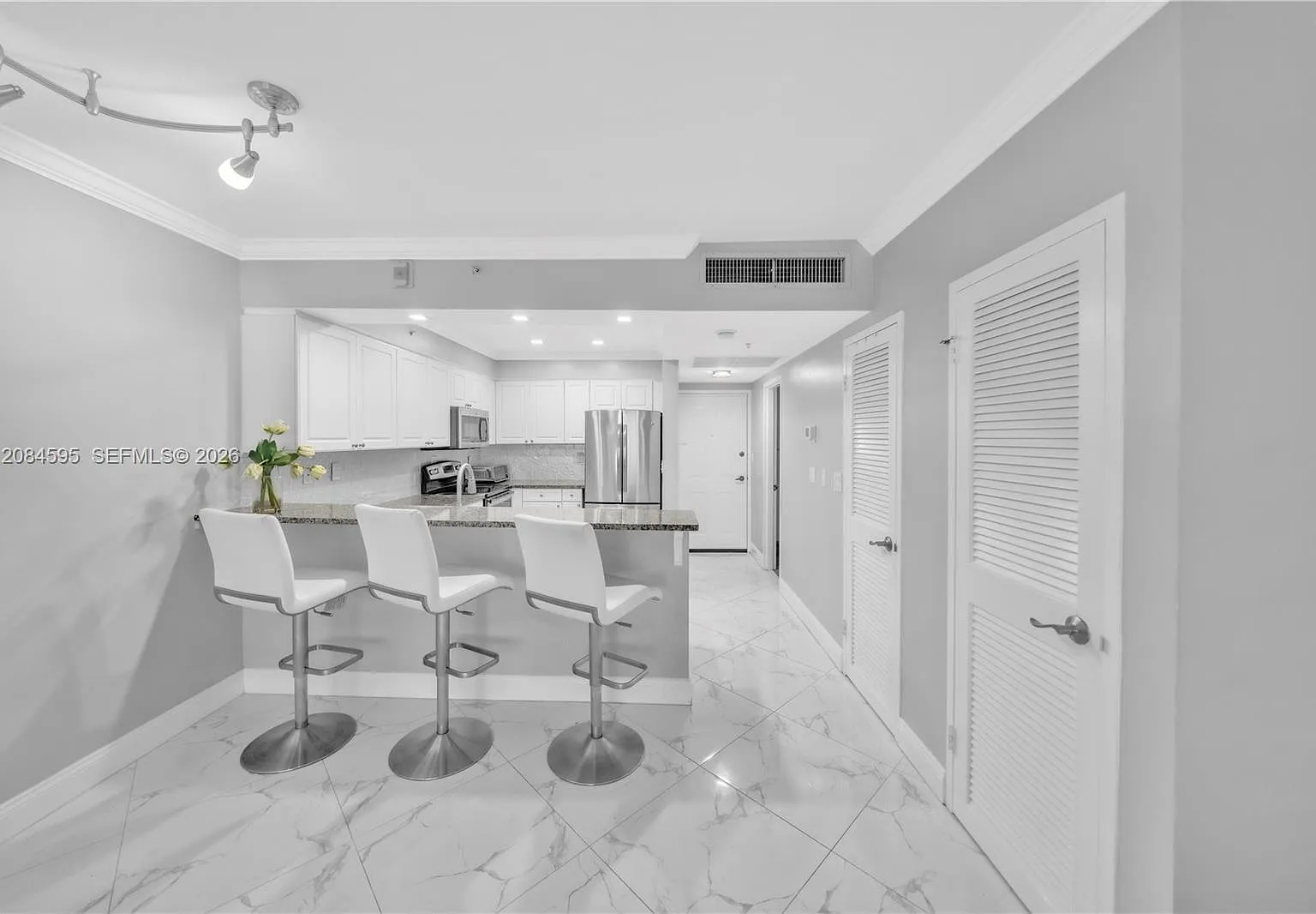 Wave Condo — Photo 3