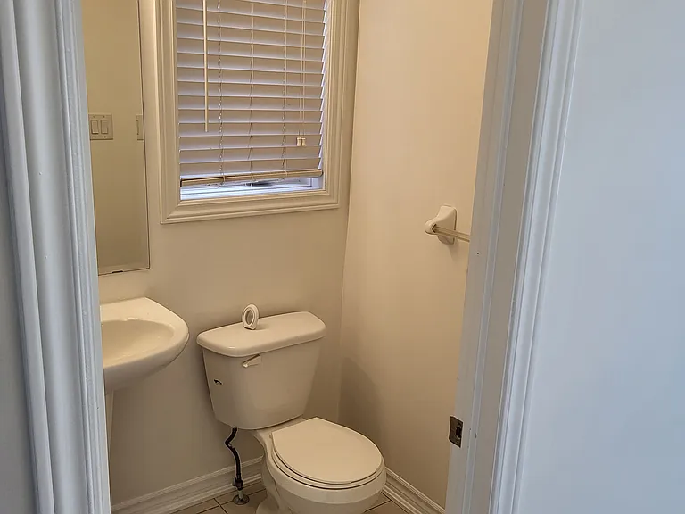 715 Agnew Cres #UPPER — Photo 6