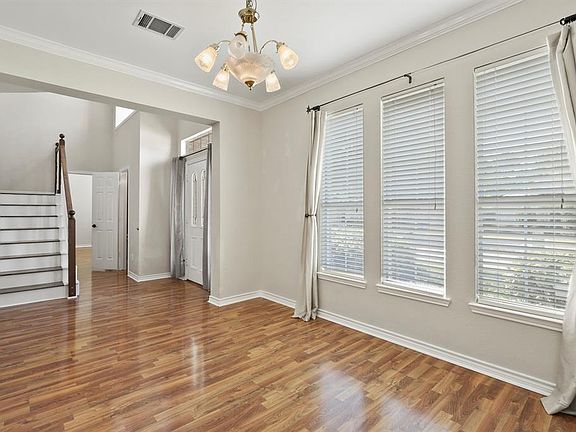 3rd image of 609 Huntington Ln