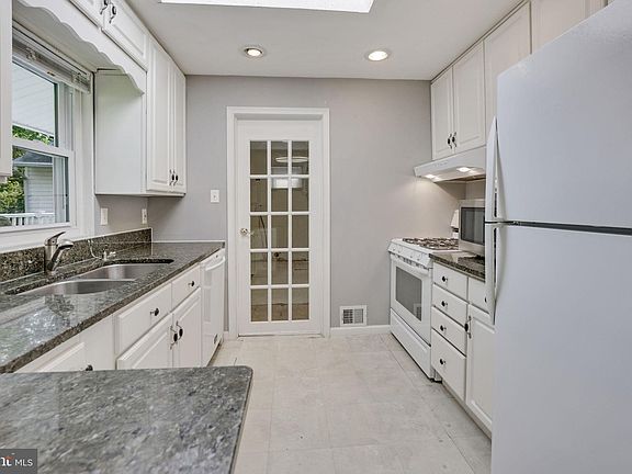 3rd image of 13521 Wood St