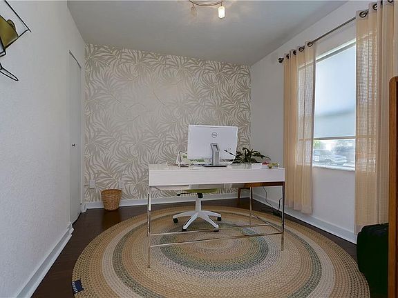 5th image of 421 E Davis Blvd