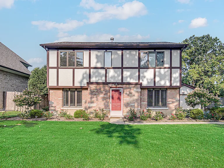23327 N Wildwood Ln — Photo 1