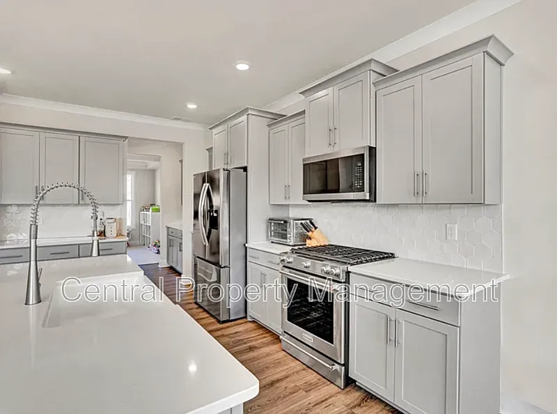 5 bed, 4.0 bath, 2922 sqft, $2,795 — Photo 4