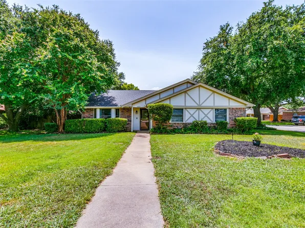 7800 Crestwood Ct N, North Richland Hills, TX 76180