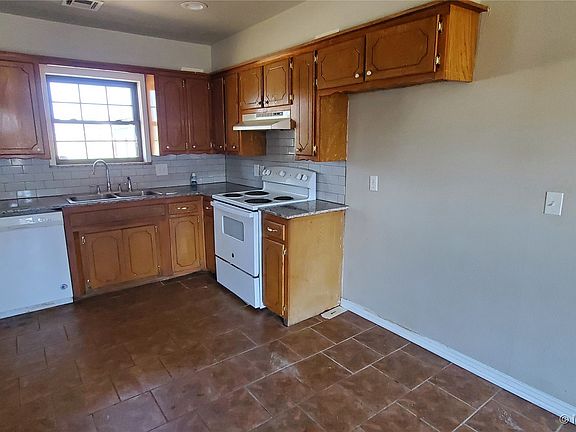 5th image of 2100 N Hickory St
