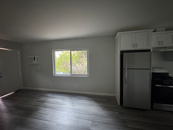 2nd image of 2421 Earl St #2421