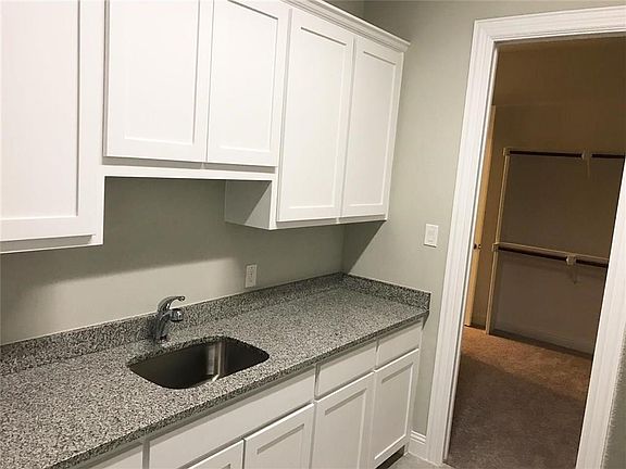 5th image of 820 Snyder Dr