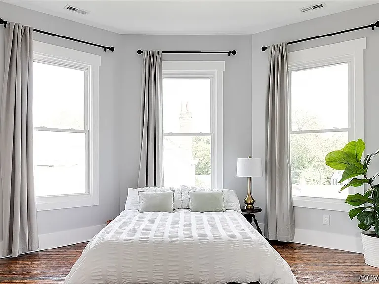 205 Poe St — Photo 36