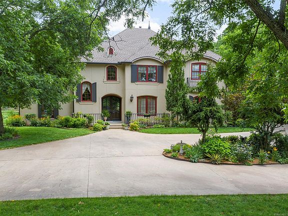 4th image of 215 W Deer Valley Dr