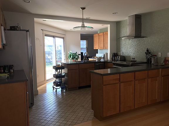 4th image of 70 Howland Ave