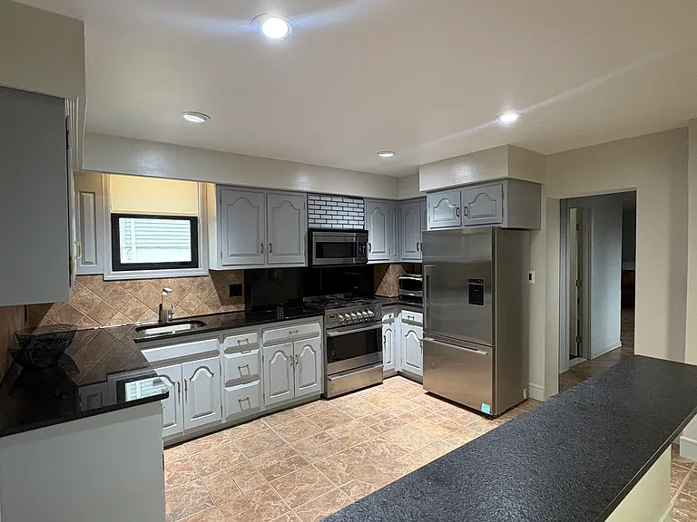 80 Ray St — Photo 3