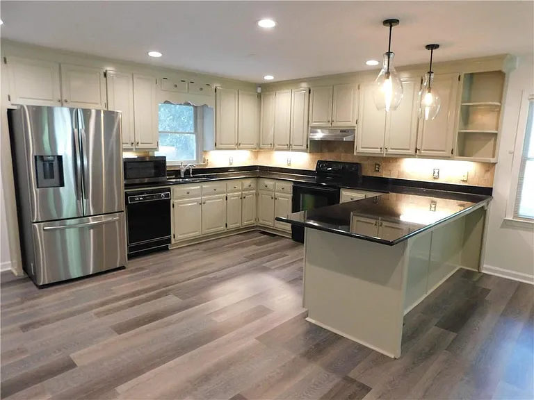 2460 Hinton Rd — Photo 7