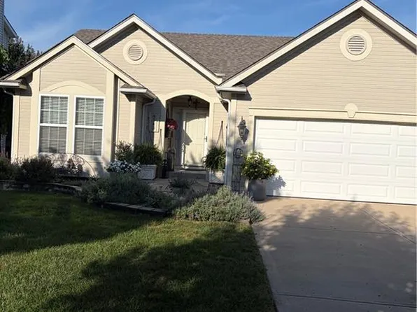 8543 N Robinhood Ave, Kansas City, MO 64154