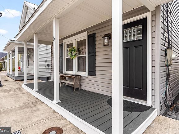 4th image of 17 N Martin St