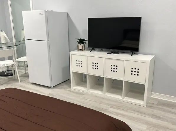 26 Diplomat Pkwy #2231, Hallandale, FL 33009