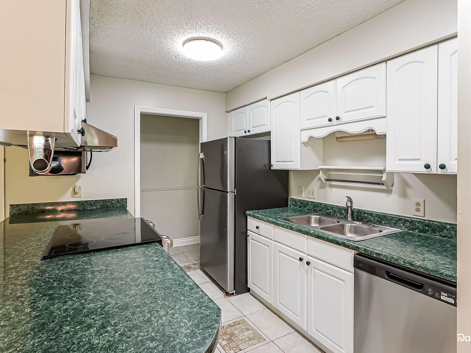 3 bed, 2.0 bath, 1519 sqft, $2,155 — Photo 2