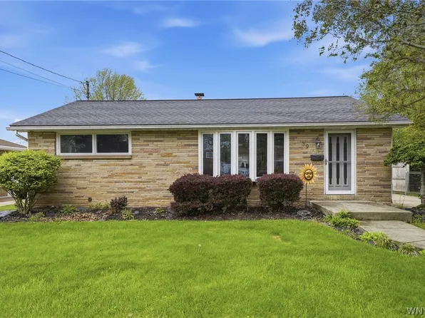 39 S Irwinwood Rd, Lancaster, NY 14086