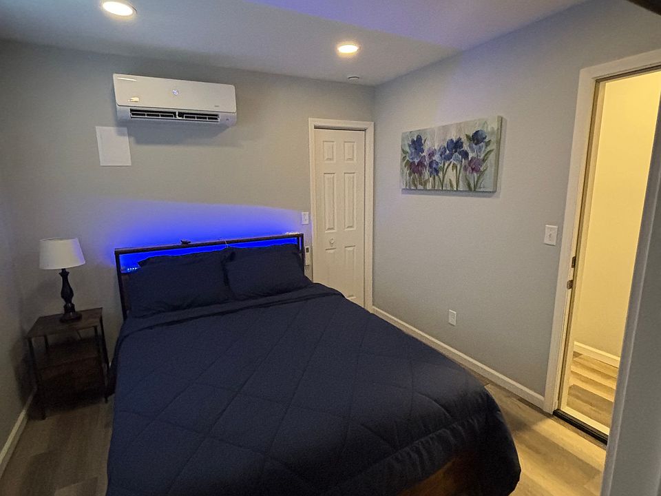1st image of 202 W Jackson St Unit 1