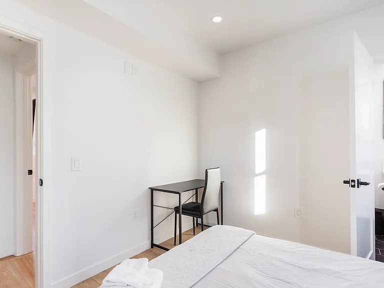 1227 N June St #C — Photo 5