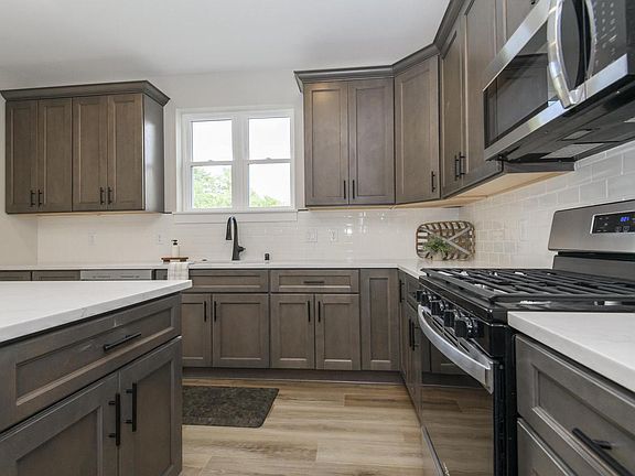 4th image of 228 Evergreen STREET