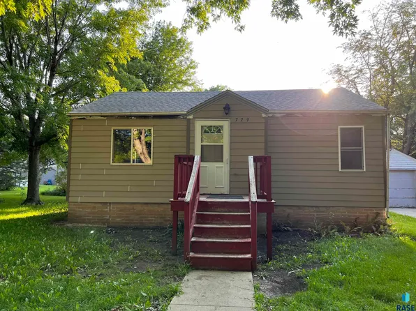729 S Dewald St, Freeman, SD 57029