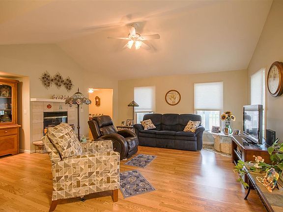 4th image of 2107 E Coachlight Dr