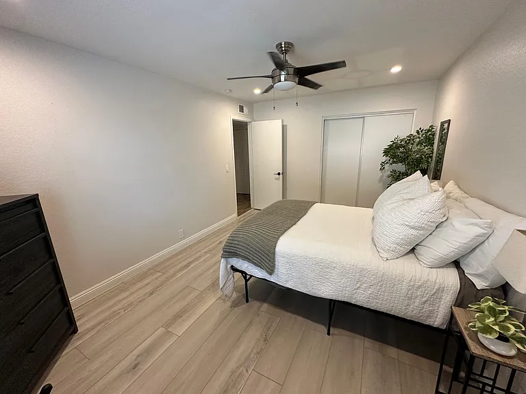 402 E Sack Dr — Photo 32