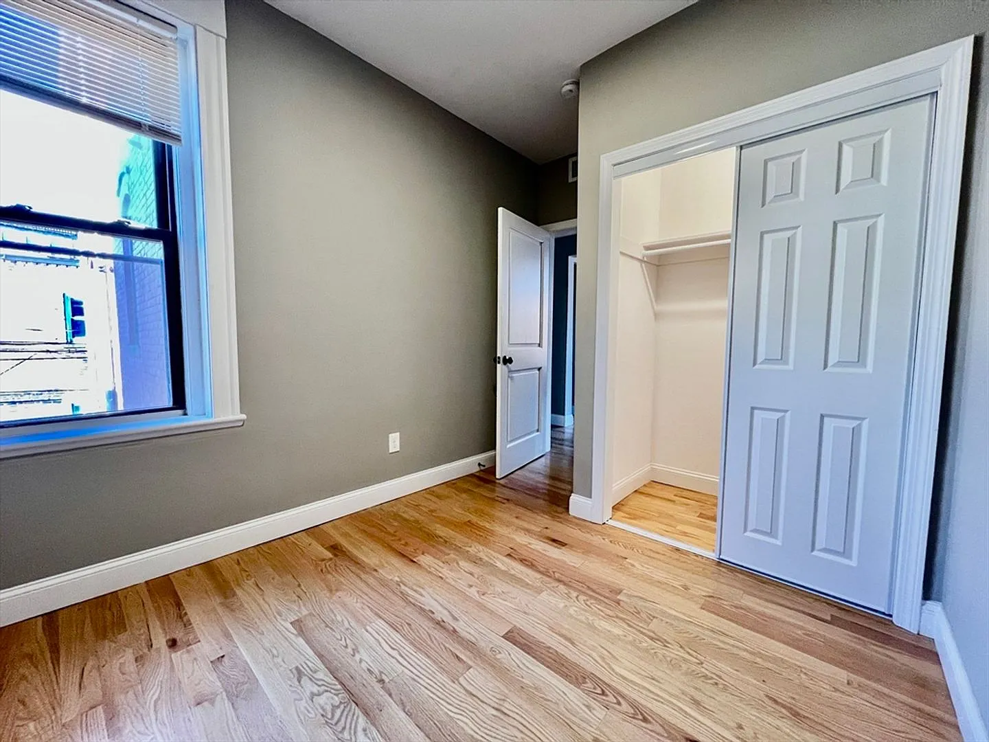 Charming 5 Bedroom-No Broker Fee — Photo 3