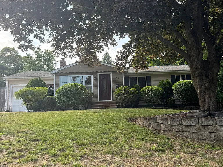 109 Larchmont Rd — Photo 1