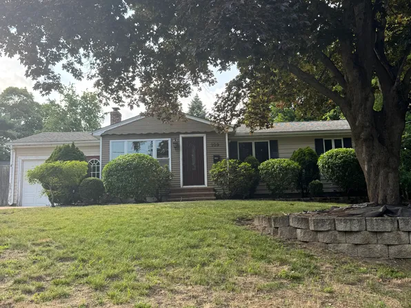 109 Larchmont Rd, Warwick, RI 02886