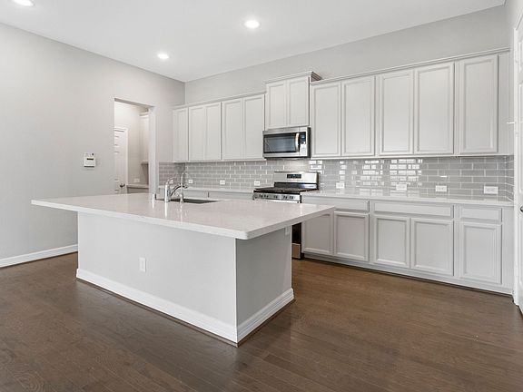 Lakeshore at Towne Lake - Nicola Interior Image 2