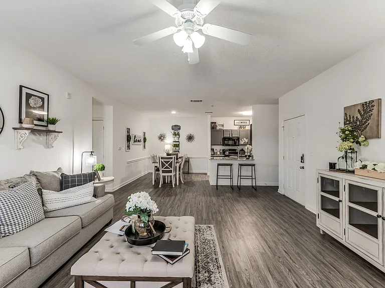 2BD, 2BA - 1150SF - Living Room