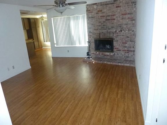 Family room W/fireplace