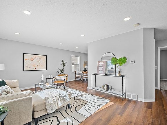 4th image of 403 E Washington St