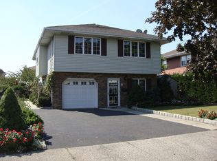 9 Iris Ln, Wallington, NJ 07057