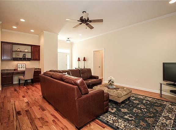 4th image of 1320 Landsdown Dr