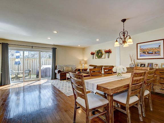 3rd image of 8 Canterbury Cir