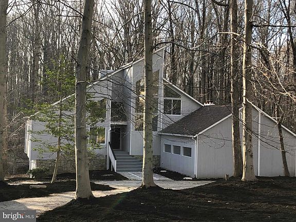 3rd image of 202 River Park Dr