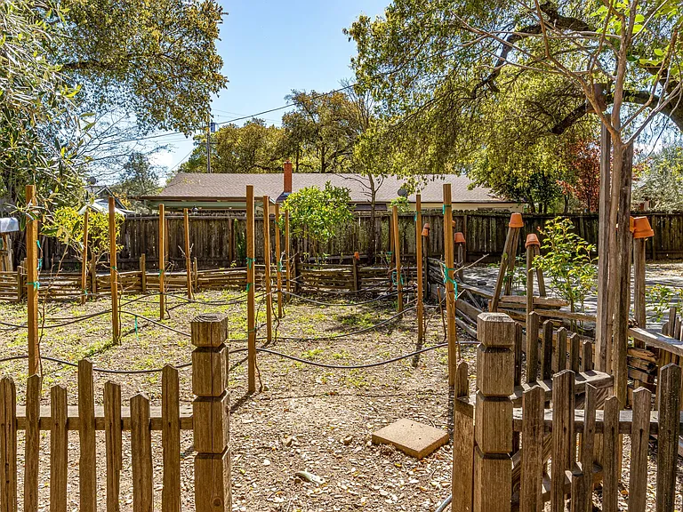 1398 Community Dr — Photo 9