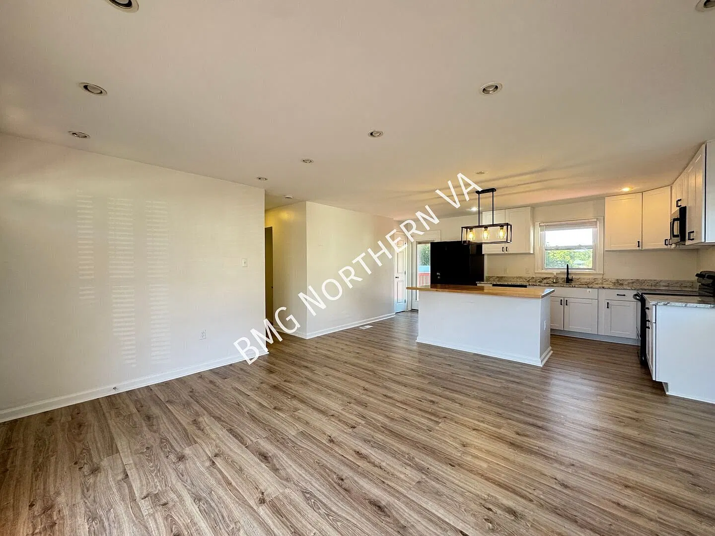 Bright & Sunny 2br/3ba/2den Annandale Home With Spacious Fenced Backyard & Finished Basement — Photo 3