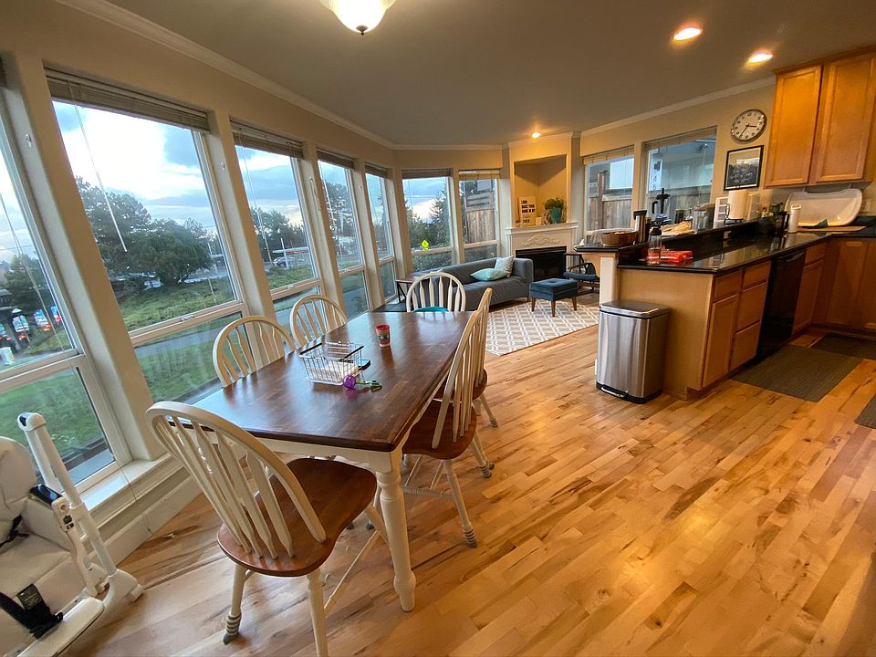 Spacious dining/ living room with hardwood floors