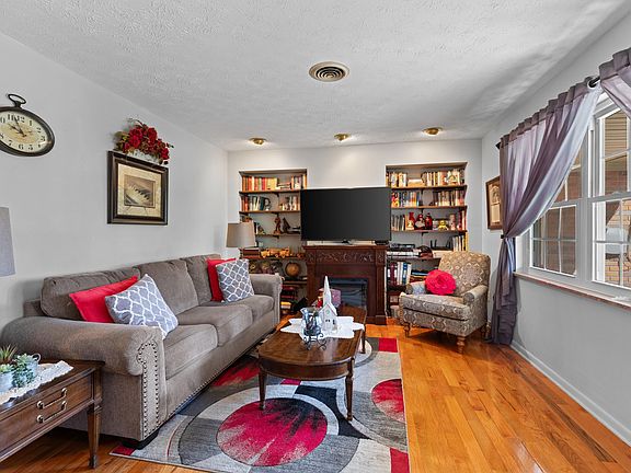 5th image of 405 Blue Grass Dr