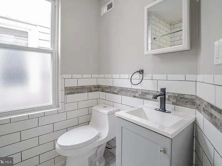 1535 W Seltzer St — Photo 24