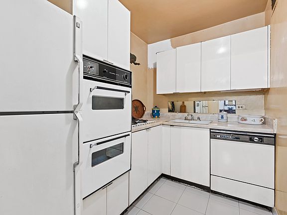 5th image of 360 E 72nd St APT A302