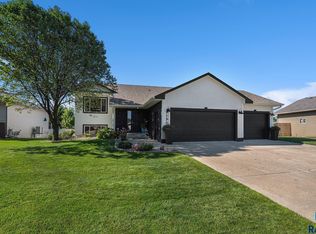 3229 S Newcastle Ct, Sioux Falls, SD 57110